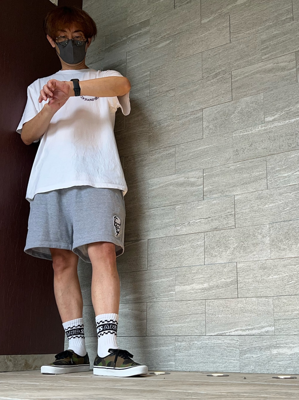 「みんなの白Tフェス、ショートパンツ、ビッグシルエット、スケータースタイル、ストリート、ロゴT、メガネ男子、孫悟飯、ウィンダンシー、ケンタッキー、夏コーデ、夏だ！Tシャツ着よう！、休日スタイル」｜「WIND AND SEAのウィンダンシー×ドラゴンボール GOHAN WHITE（Tシャツ/カットソー、ホワイト系）」を使った、し〜も☆さん（メンズ・172cm）の夏コーディネートの1枚目の写真