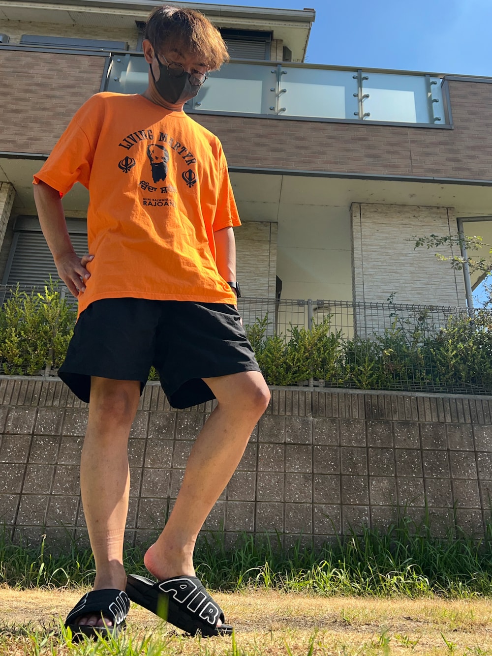 「古着MIX、プチプラ、ハーフパンツ、スイムショーツ、オレンジ、ビッグシルエット、ロゴT、スポーツサンダル、ナイキ、モアテン、メガネ男子、ナイロンパンツ、アウトドアスタイル、ヤバイTシャツ、ヤバT」｜「VINTAGEの古着　中東の怪しげなT オレンジ（Tシャツ/カットソー、オレンジ系）」を使った、し〜も☆さん（メンズ・172cm）の夏コーディネートの1枚目の写真