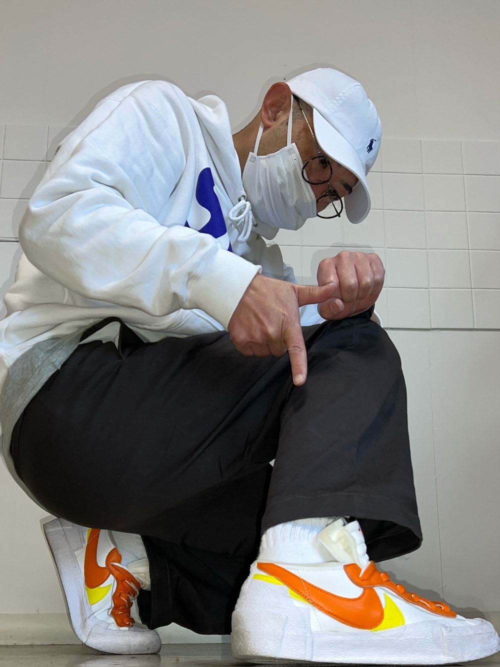 「白スニーカー、NIKE、ディッキーズ(Dickies)、ロンハーマン、ポロラルフローレン、WINDANDSEA、きれいめカジュアル、ビッグシルエット、カラーパンツ、淡色コーデ、イエロー、ロゴスウェット、キャップ、ごきげんウィーク、ビタミンカラー」｜「NIKEのsacai×NIKE（スニーカー、ホワイト系）」を使った、し〜も☆さん（メンズ・172cm）の春コーディネートの1枚目の写真
