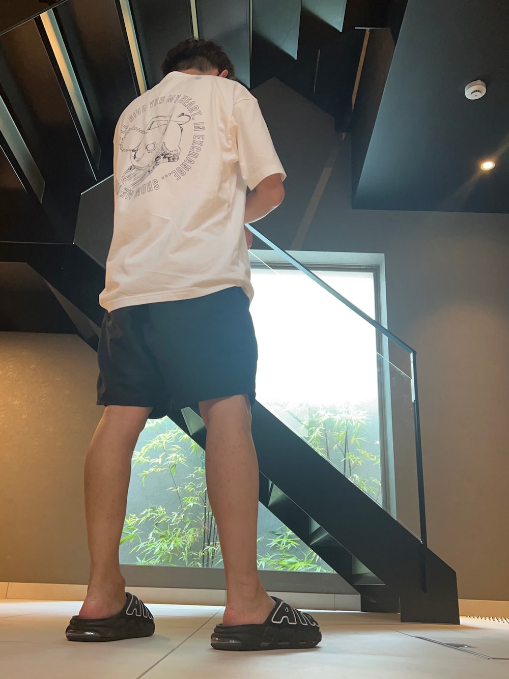 「ユニクロ、プチプラ、セットアップ、チェーンソーマン、ポチタ、モアテン、ハーフパンツ、スイムショーツ、夏コーデ、アウトドアスタイル、モノトーン、サンダル、ストリート」｜「UNIQLOのスイムアクティブショートパンツ（その他パンツ、ブラック系）」を使った、し〜も☆さん（メンズ・172cm）の夏コーディネートの1枚目の写真