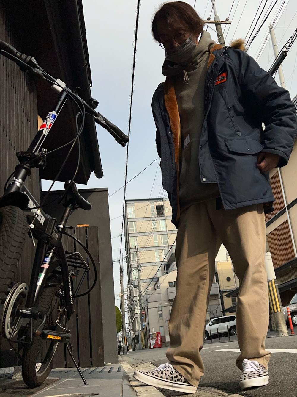 「ビッグシルエット、ミリタリー、冬コーデ、ストリート、スニーカー、パーカー、wtaps」｜「Carhartt WIPのCALDER PANT（チノパンツ、ベージュ系）」を使った、し〜も☆さん（メンズ・172cm）の冬コーディネートの1枚目の写真
