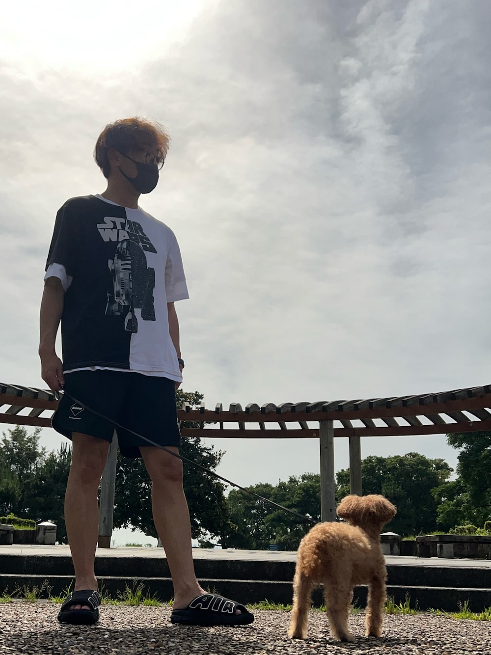 「古着MIX、モノトーン、スポーツサンダル、夏だ！Tシャツ着よう！、夏コーデ、ビッグシルエット、レイヤードスタイル、ハーフパンツ、スケータースタイル、ストリート、ロゴT、STAR WARS、R2-D2、スポーツミックス、Bristol」｜「STAR WARSの古着　STAR WARS R2-D2 T（Tシャツ/カットソー、ブラック系）」を使った、し〜も☆さん（メンズ・172cm）の夏コーディネートの1枚目の写真