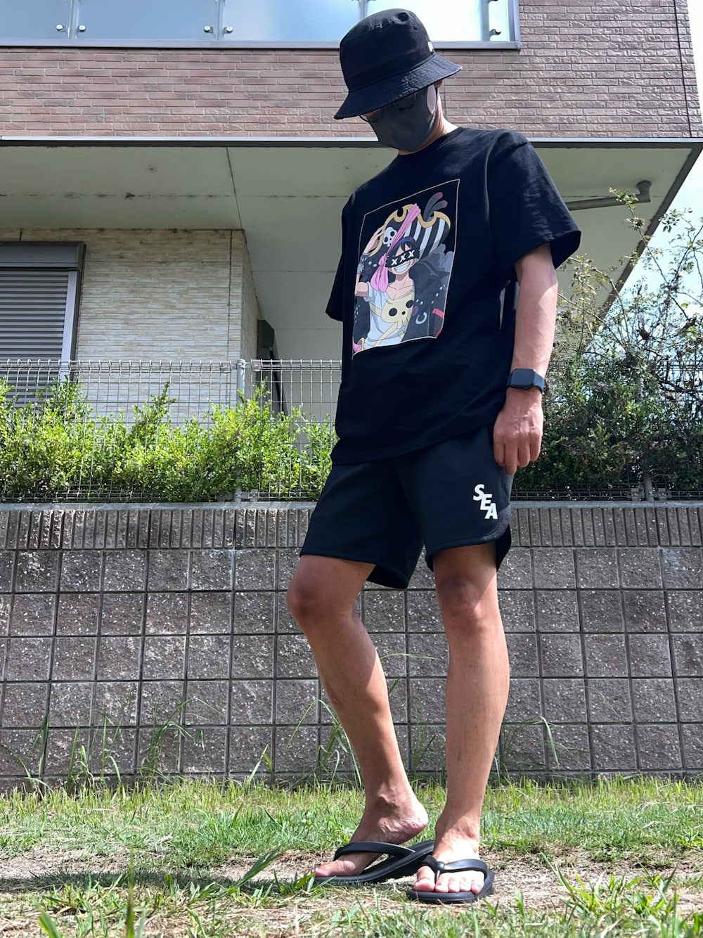 「ワンピース、ルフィ、ゴッドセレクション #トリプルエックス、セットアップ、バケットハット、サンダル、メガネ男子、ストリート、モノトーン、休日スタイル、ハーフパンツ」｜「goemonのunda雲駄EVA（サンダル、ブラック系）」を使った、し〜も☆さん（メンズ・172cm）の夏コーディネートの1枚目の写真