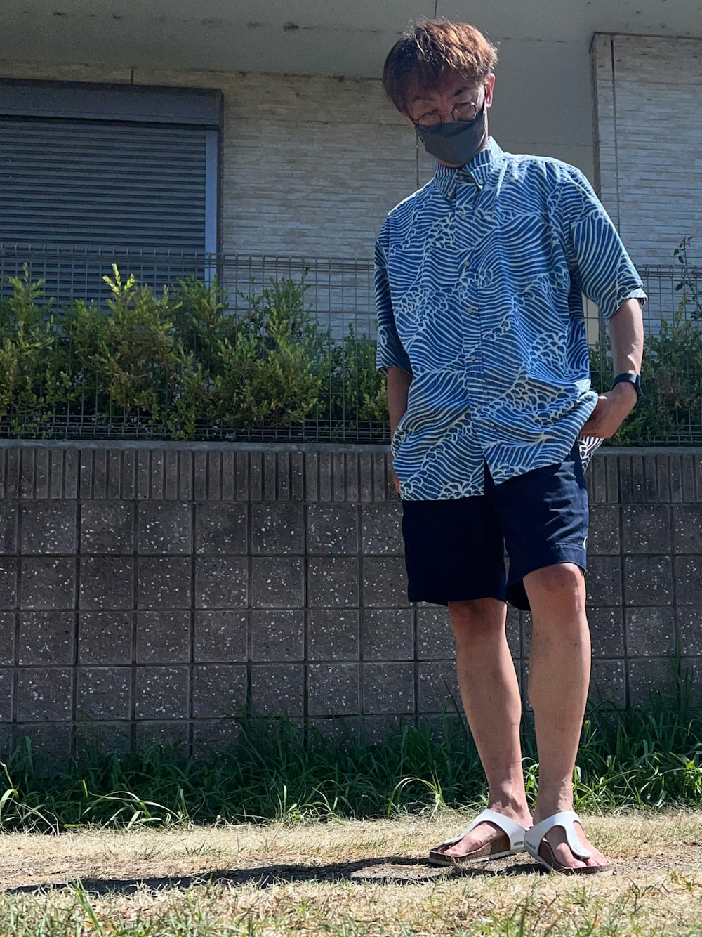 「アロハシャツ、柄シャツ、古着MIX、なみなみウェーブ、ビッグシルエット、ハーフパンツ、メガネ男子、ラルフローレン、レインスプーナー、ネイビー、ビルケンシュトック、夏コーデ、アロハ塾、アメカジ」｜「reyn spoonerの古着アロハシャツ🌊荒波（シャツ/ブラウス、ブルー系）」を使った、し〜も☆さん（メンズ・172cm）の夏コーディネートの1枚目の写真
