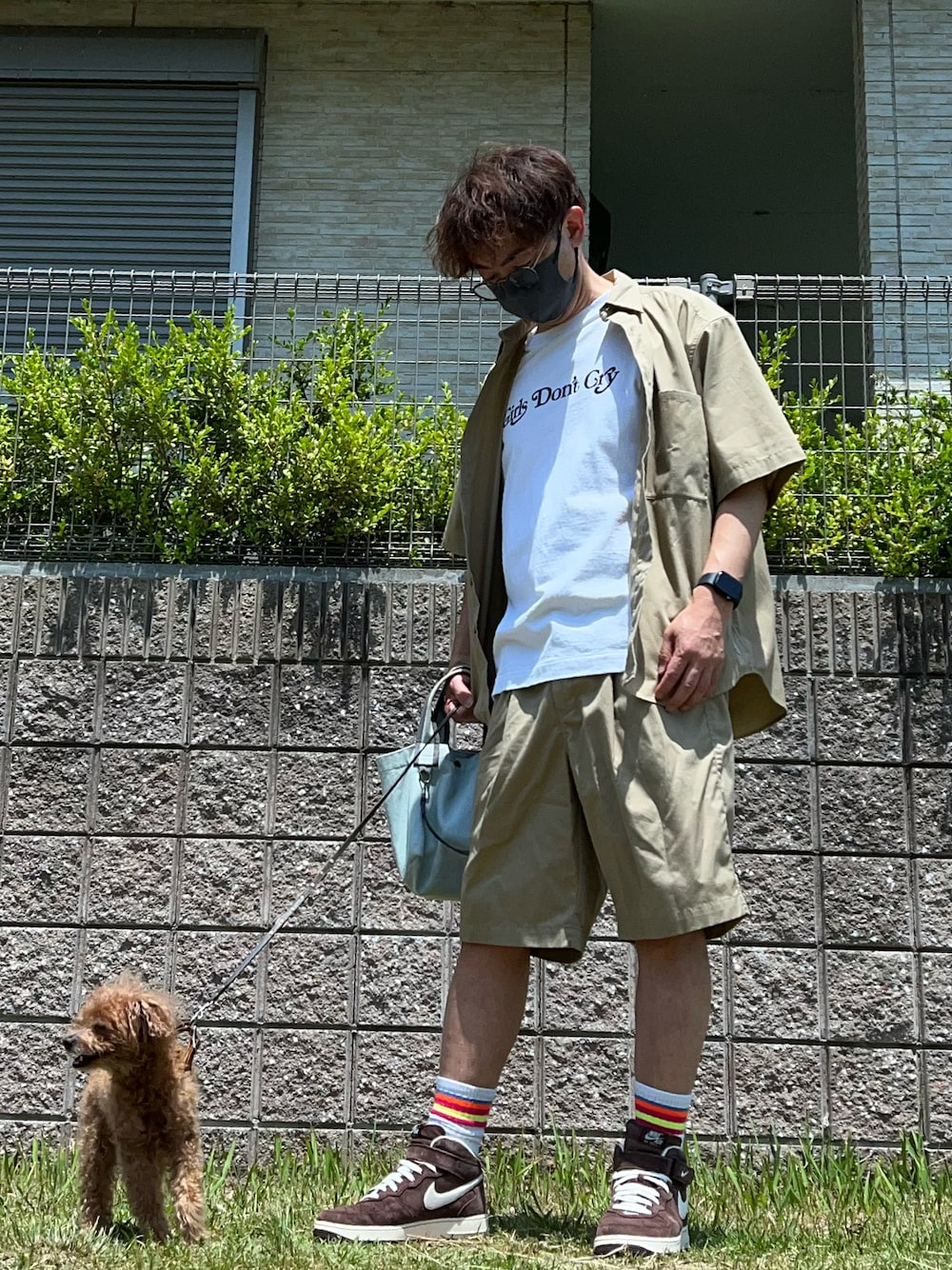 「セットアップ、チョコレート、ベージュ、ディッキーズ(Dickies)、ヒューマンメイド、ガールズドントクライ、春夏コーデ、淡色コーデ、シャツスタイル、ストリート、NIKE、メガネ男子、お出かけコーデ日記、ハーフパンツ、カラーパンツ」｜「HUMAN MADEのhuman made×Girls Don't Cry（Tシャツ/カットソー、ホワイト系）」を使った、し〜も☆さん（メンズ・172cm）の春コーディネートの1枚目の写真