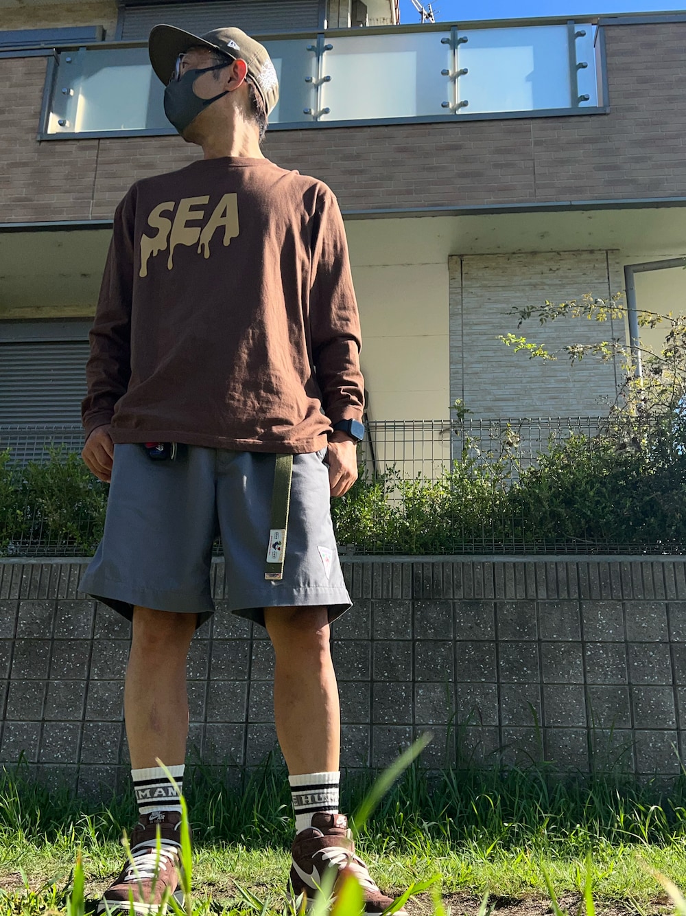 「秋コーデ、ブラウン、メガネ男子、ロンT、チョコレート、ハーフパンツ、キャップ、ウィンダンシー、ヒューマンメイド、スニーカー、休日スタイル、ストリート」｜「HUMAN MADEのHUMAN MADE SKATER SHORTS（その他パンツ、グレー系）」を使った、し〜も☆さん（メンズ・172cm）の秋コーディネートの1枚目の写真