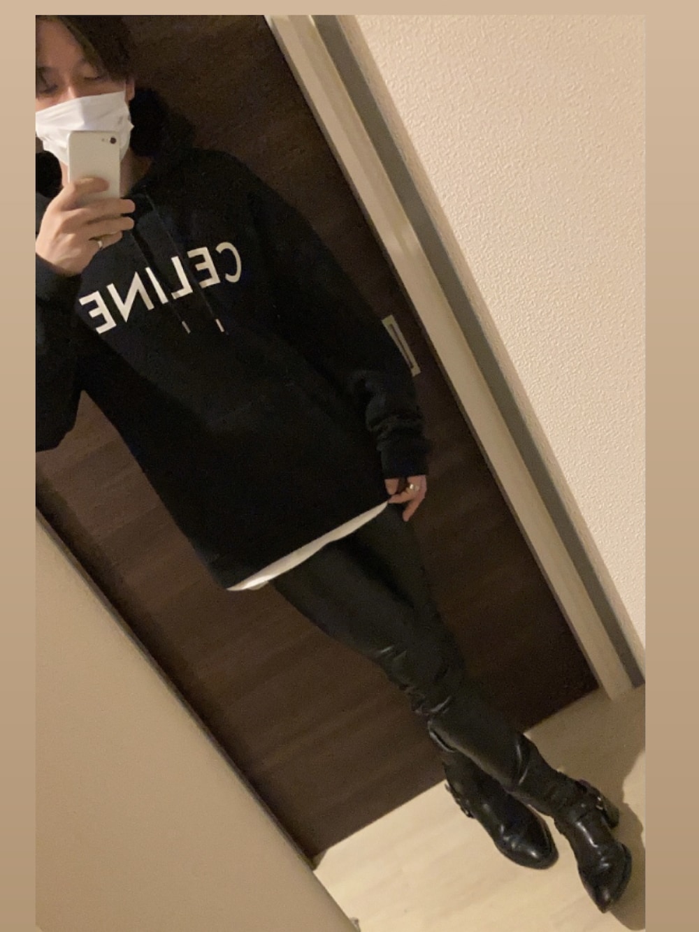 「レザーパンツ、CELINE、saint laurent paris、Saint Laurent、エディスリマン、ブラックコーデ、今日のコーデ、モード」｜「SAINT LAURENT PARISのアイテム（ブーツ、ブラック系）」を使った、yasuhiro.kawaさん（メンズ・172cm）の秋コーディネートの1枚目の写真