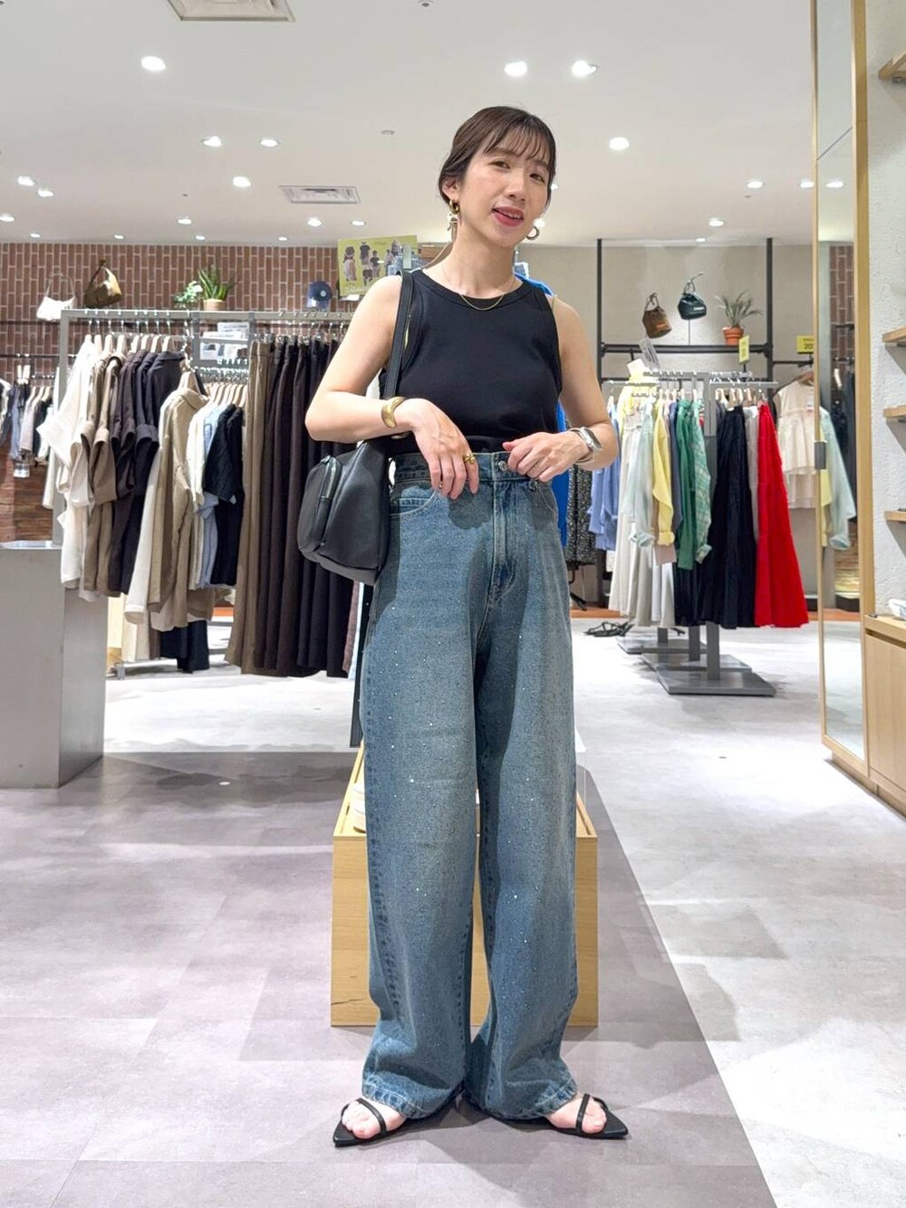 「LOWRYS FARM、おでかけ、淡色コーデ、休日コーデ、低身長、ワントーン、高見え、ママコーデ、夏コーデ、ローリーズスタイル_LOWRYS FARM、公認インフルエンサー_LOWRYS FARM、大人女子カジュアル_LOWRYS FARM」｜「LOWRYS FARMのビジューワイドストレートＰ 136104（デニムパンツ、ブルー系）」を使った、たっきー◡̈❤︎さん（レディース・149cm）の夏コーディネートの1枚目の写真