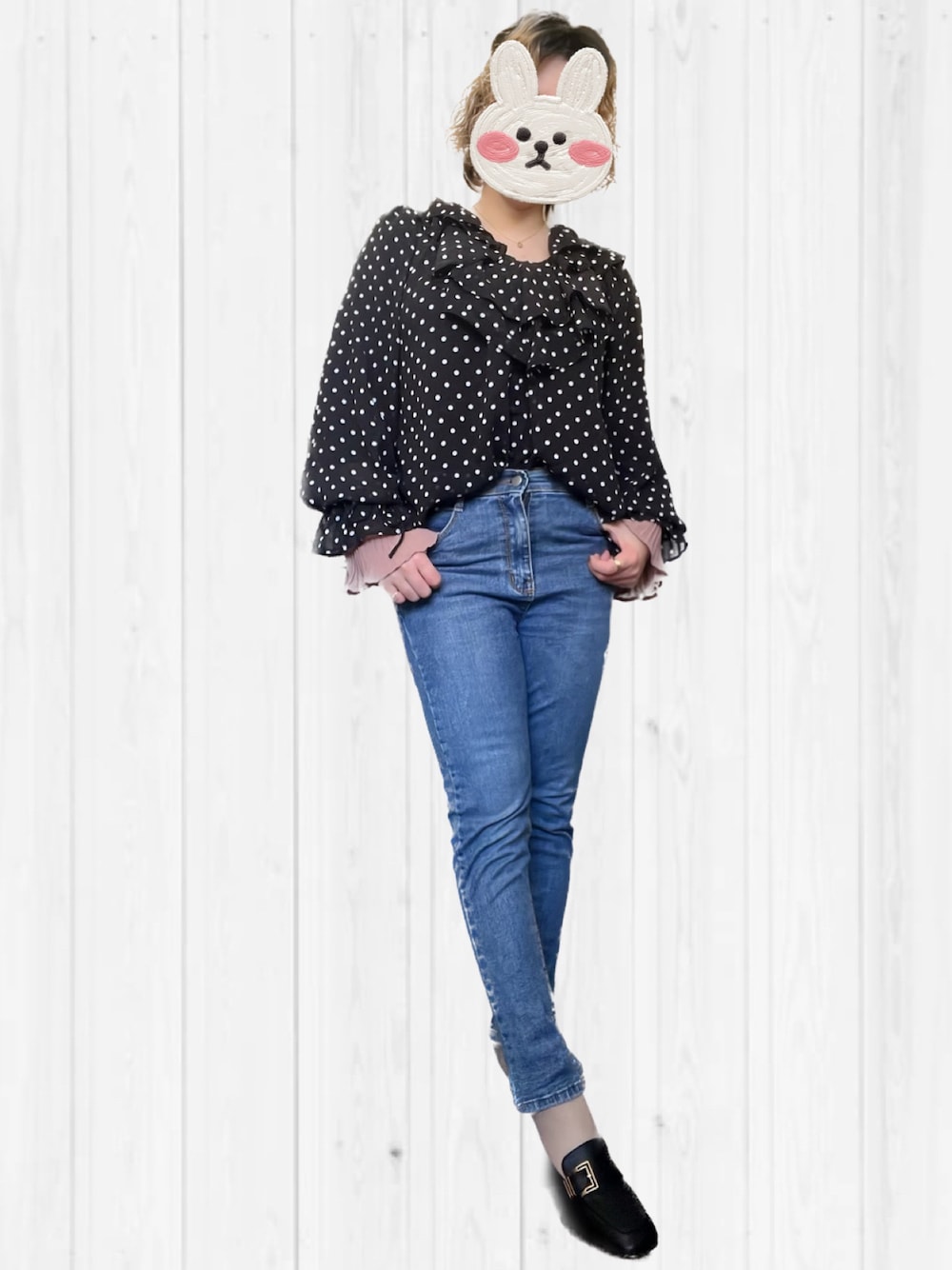 ブラック系のシャツ/ブラウスを着用したレディースの秋コーディネートの1枚目の写真