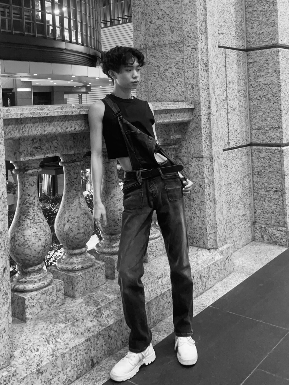 「Taiwan、ootd、TOMMY HILFIGER、black and white、TAIPEI、PALLADIUM、croptop、TOMMY JEANS」｜「tommy jeansのアイテム（つなぎ/オールインワン、ブルー系）」を使った、Zero Pointさん（メンズ・160cm）の秋コーディネートの1枚目の写真