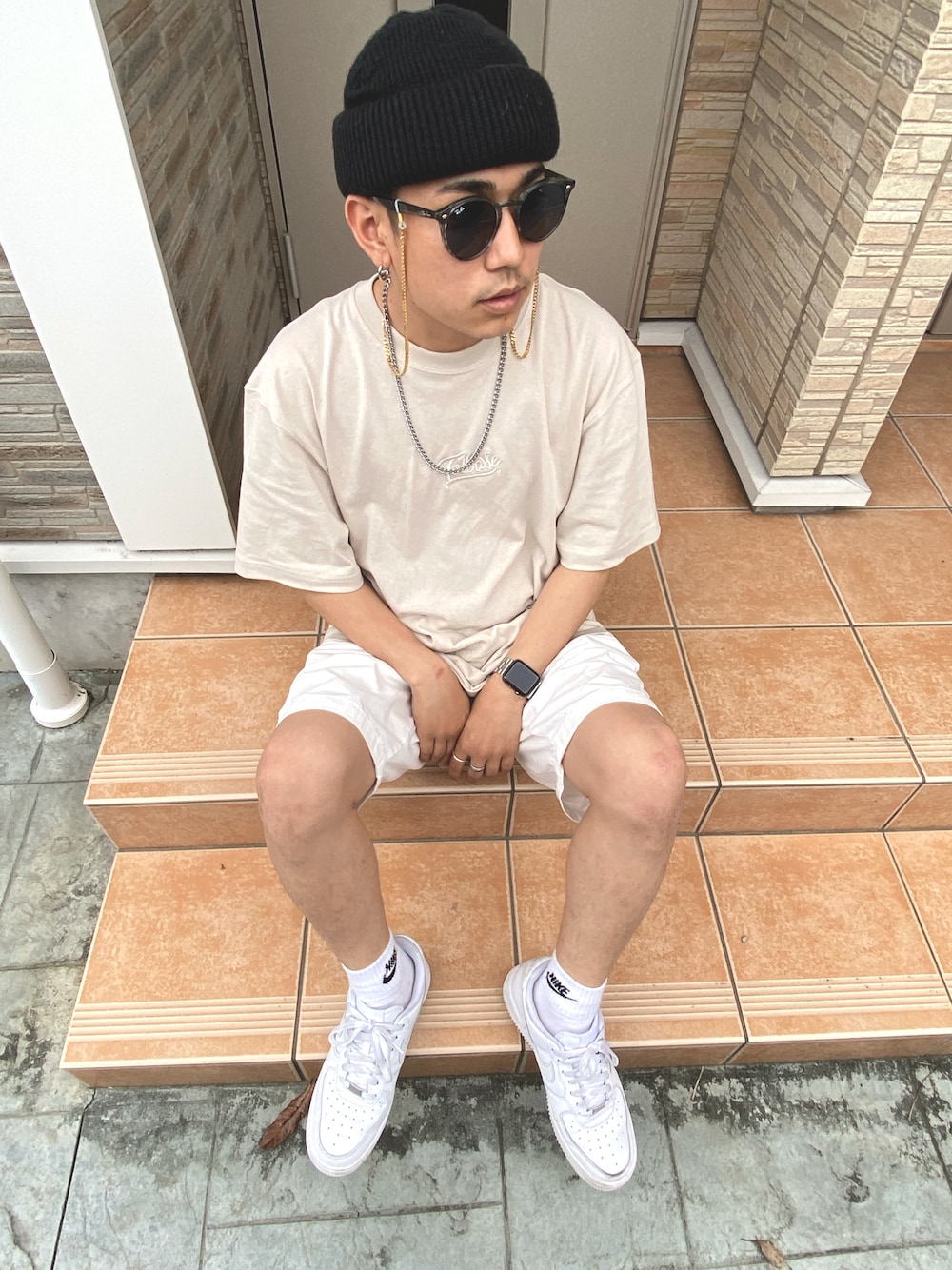 「お洒落さんとつながりたい、白スニーカー、ホワイトコーデ、夏コーデ、NIKE、toibase、AF1」｜「FTCのOG LOGO BEANIE（ニットキャップ/ビーニー、ブラック系）」を使った、しゅへさん（メンズ・165cm）の夏コーディネートの1枚目の写真
