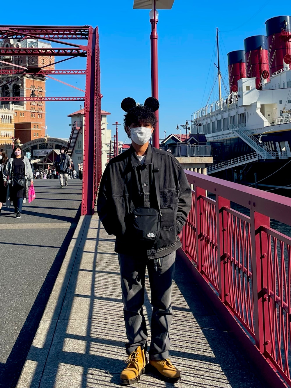 「WEARハロウィン2022、休日スタイル、お洒落さんとつながりたい、ディズニー、秋コーデ、リーバイス、Levi's、Dr.Martens、ゆるコーデ、メンズコーデ、デニム、ジャケット」｜「Levi'sのLEVI'S/リーバイス STAY LOOSE TYPE I デニムジャケット トラッカージャケット（デニムジャケット、ブラック系）」を使った、しゅへさん（メンズ・165cm）の秋コーディネートの1枚目の写真