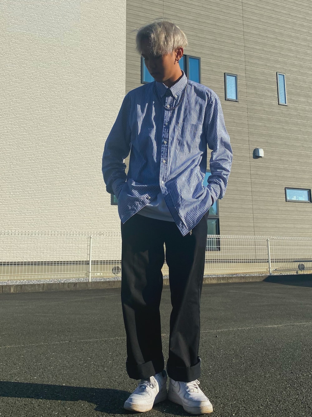 「秋のコーデ、オーバーサイズ、秋服準備はじめました、おしゃれさんと繋がりたい、ワイドパンツ」｜「UNIQLOのエクストラファインコットンブロードストライプシャツ（ボタンダウン・長袖）（シャツ/ブラウス、ブルー系）」を使った、しゅへさん（メンズ・165cm）の夏コーディネートの1枚目の写真