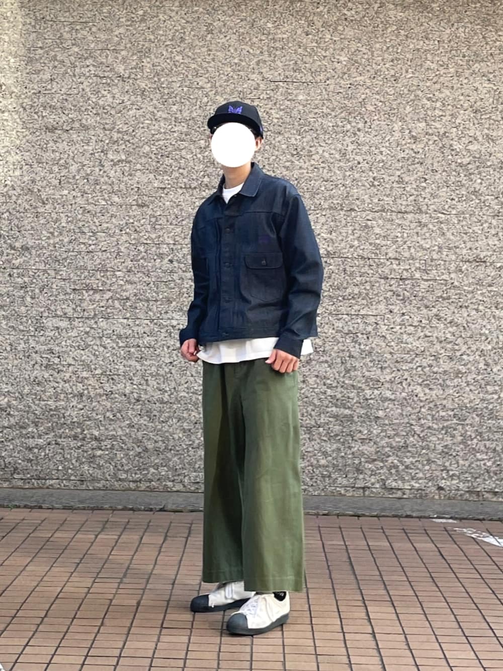 「秋コーデ、カジュアルコーデ、デニムジャケット、NEEDLES、FREAKS STORE、休日スタイル、Y-3、だから秋服が好き、Wrangler、カーゴパンツ」｜「Needlesのアイテム（キャップ、パープル系）」を使った、みのさん（メンズ・178cm）の秋コーディネートの1枚目の写真