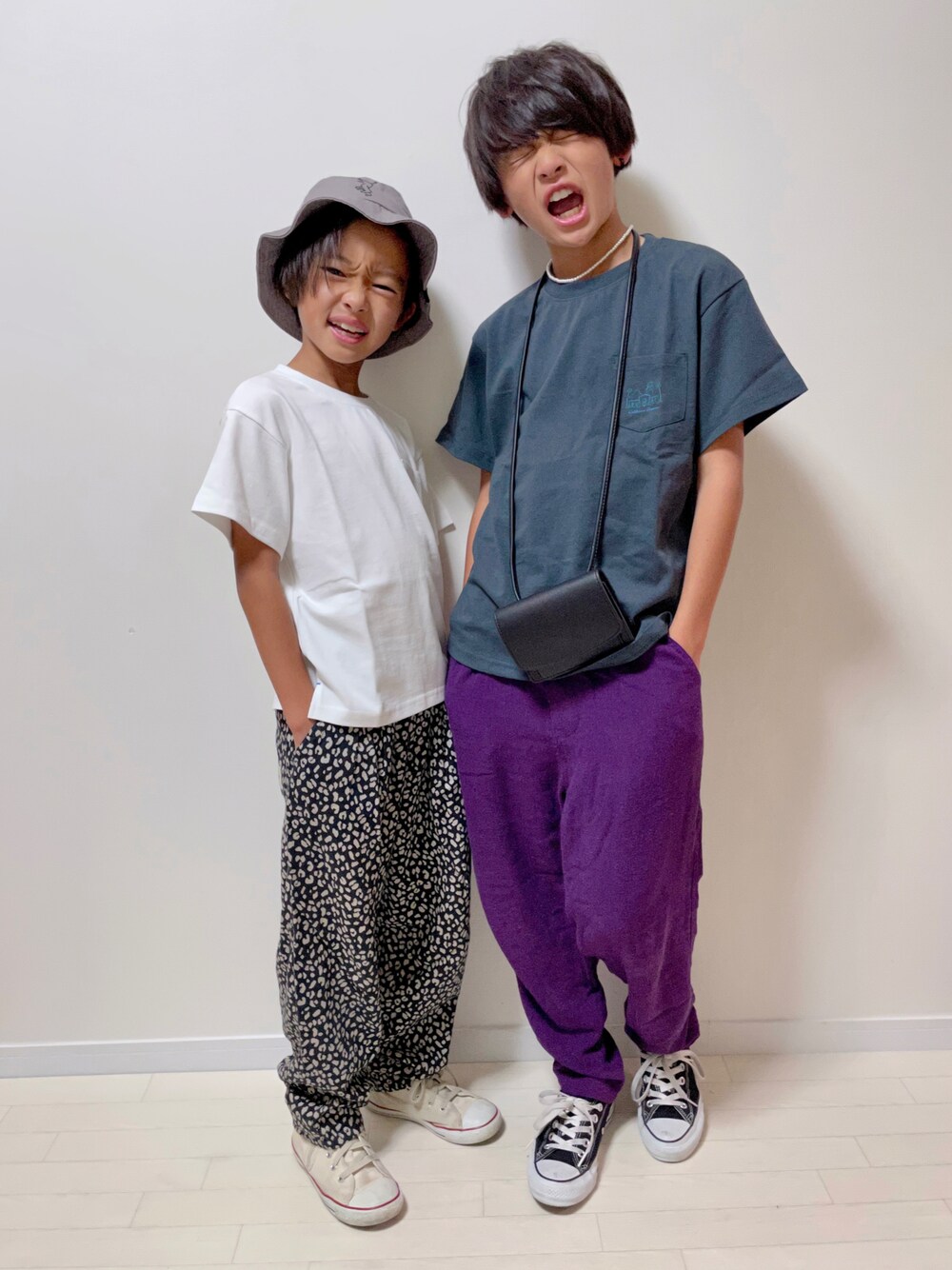 「夏コーデ、おしゃれさんと繋がりたい、小学生、休日コーデ、ビタミンカラー、コンバース、カラーパンツ、白Tシャツ、バケットハット、カジュアルコーデ、アウトドアスタイル、コーエン」｜「Mark Gonzalesの(What it isNt)ARTART BY MARKGONZALES/マークゴンザレス キッズ ハット 47910327（ハット、グレー系）」を使った、RiY☺︎さん（キッズ・146cm）の春コーディネートの1枚目の写真
