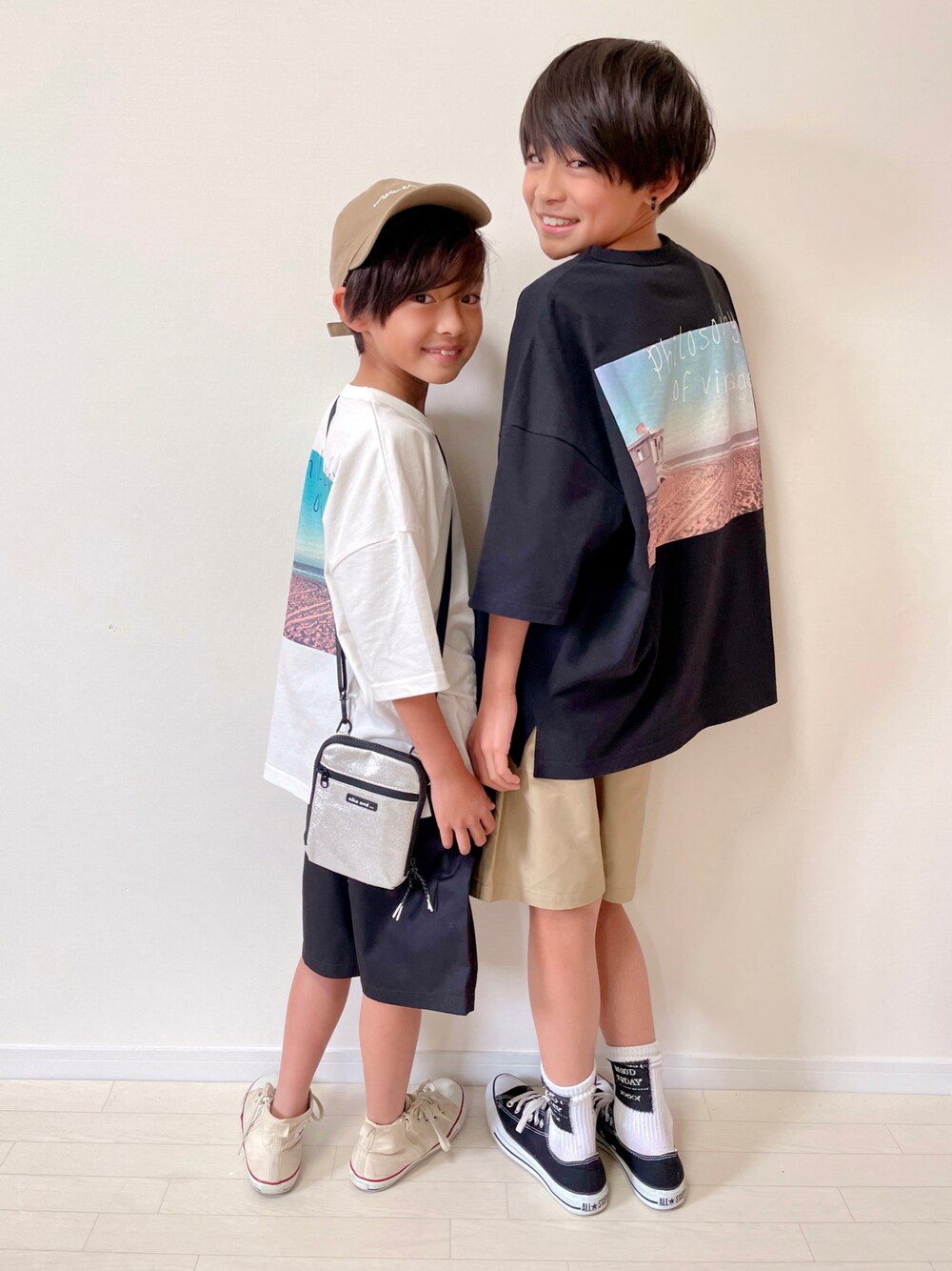 「ごきげんウィーク、キッズファッション、ハイカットスニーカー、おそろいコーデ、春夏コーデ、プチプラ、休日スタイル、カジュアルコーデ、おしゃれさんと繋がりたい、兄弟コーディネート、バックプリント、フォトT」｜「JAM & LINKのビッグシルエット プリント半袖Tシャツ（Tシャツ/カットソー、その他）」を使った、RiY☺︎さん（キッズ・146cm）の春コーディネートの1枚目の写真