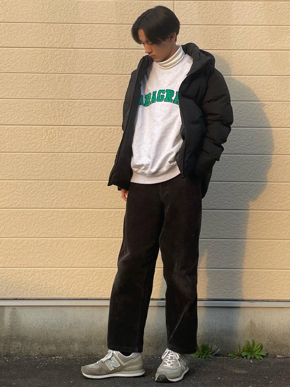 「ストリート、UNIQLO、スウェット、パラグラフ、Paragraph、New Balance、きれいめカジュアル、ootd、古着、センターパート、おしゃれさんと繋がりたい、大学生、通学コーデ」｜「UNIQLOのワイドフィットテーパードコーデュロイパンツ セットアップ可能（その他パンツ、ブラック系）」を使った、たくやさん（メンズ・173cm）の冬コーディネートの1枚目の写真