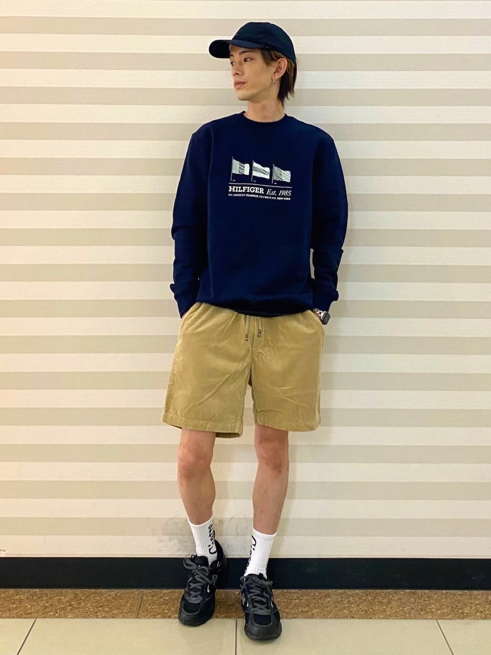 「アメカジ、スポーツミックス、ファッションを楽しもう、ストリートMIX」｜「TOMMY HILFIGERのヒルフィガーフラッグクルーネックトレーナー（スウェット、ブルー系）」を使った、まるさん（メンズ・182cm）の夏コーディネートの1枚目の写真