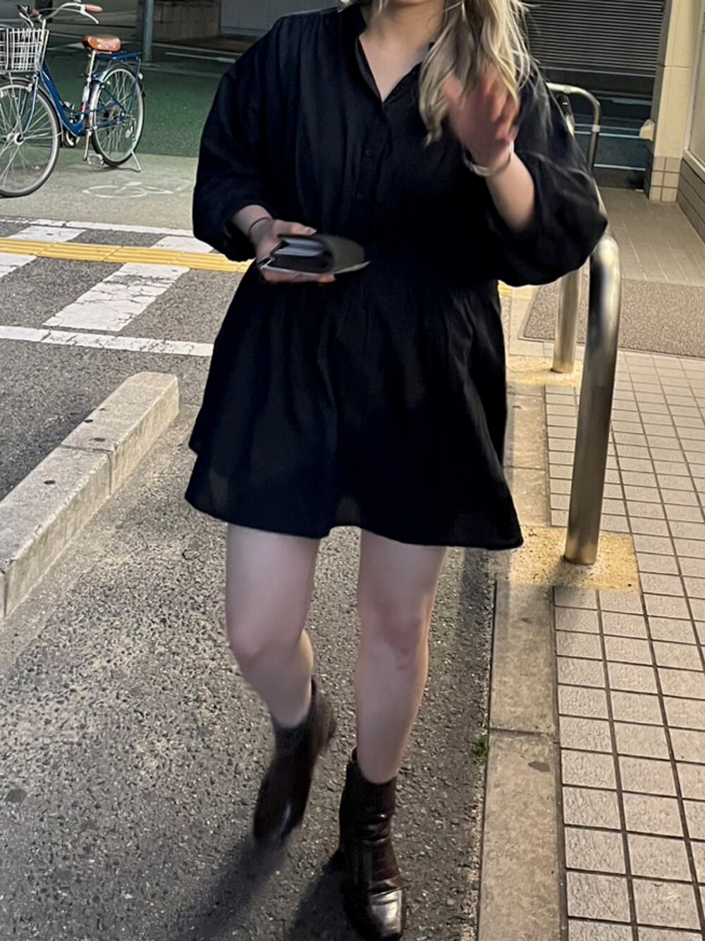 ブラック系のシャツ/ブラウス、ブラック系のその他パンツを着用したレディースの春コーディネートの1枚目の写真