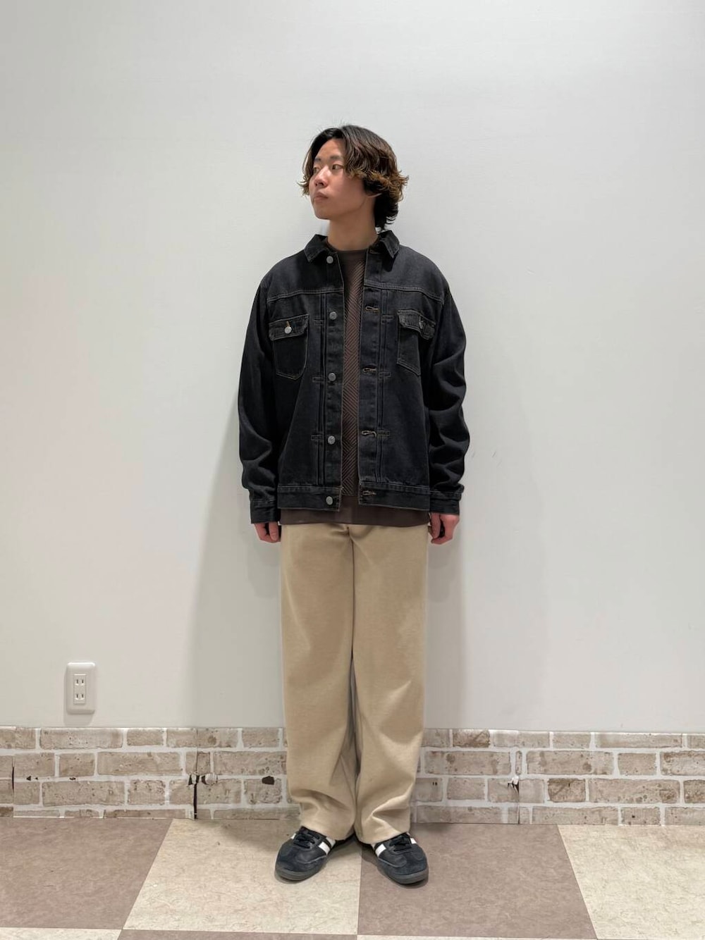 「デートコーデ、スニーカーコーデ、春アウター、newarrival、低身長おススメアウター、ホリデーデートコーデ、暮らしを楽しむ、私の推しデニムスタイル、春のジャケットスタイル」｜「ITEMS URBANRESEARCHの静電気防止 ウールタッチTR スラックス（スラックス、ベージュ系）」を使った、yuukiさん（メンズ・164cm）の冬コーディネートの1枚目の写真