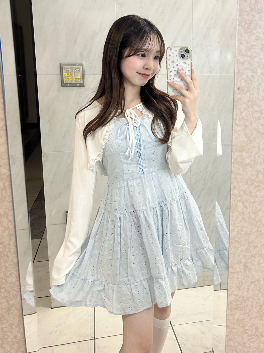 「ボレロ、セットアイテム、ワンピース、ホワイトコーデ、ブルー、キャミワンピ、ガーリー、スニーカー、プチプラ、オリーブ デ オリーブ(OLIVE des OLIVE)、韓国ファッション、骨格ウェーブ、低身長、休日スタイル、今日のコーデ」｜「OLIVE des OLIVEのレースアップミニキャミワンピース（ワンピース、ブルー系）」を使った、Yu.さん（レディース・150cm）の春コーディネートの1枚目の写真
