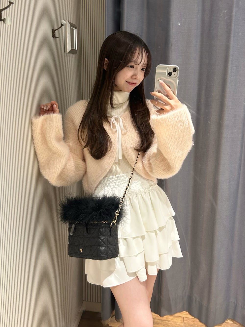 「クリスマスに着たい服、カーディガン、ピンク、ホワイト、ガーリー、フリル、ミニスカート、ブーツ、リボン、タートルネック、いいね、save、フォローお願いします🤑、オリーブ デ オリーブ(OLIVE des OLIVE)、低身長、プチプラ、韓国ファッション」｜「OLIVE des OLIVEのフリルミニティアードスカート（スカート、ホワイト系）」を使った、Yu.さん（レディース・150cm）の冬コーディネートの1枚目の写真
