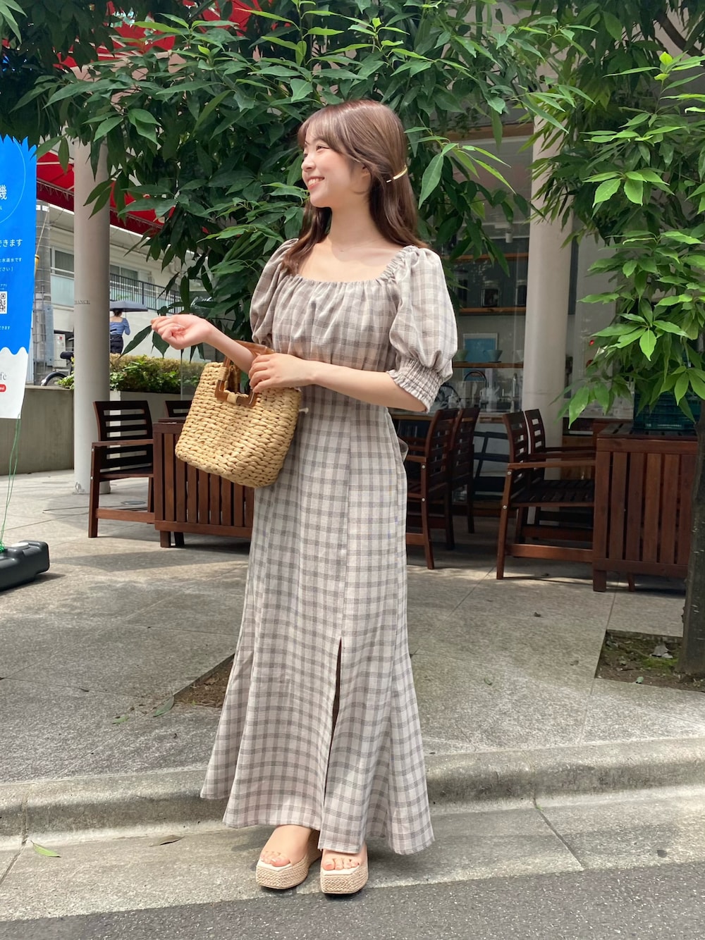 その他のかごバッグ、ホワイト系のワンピース、ホワイト系のサンダルを着用したレディースの夏コーディネートの1枚目の写真