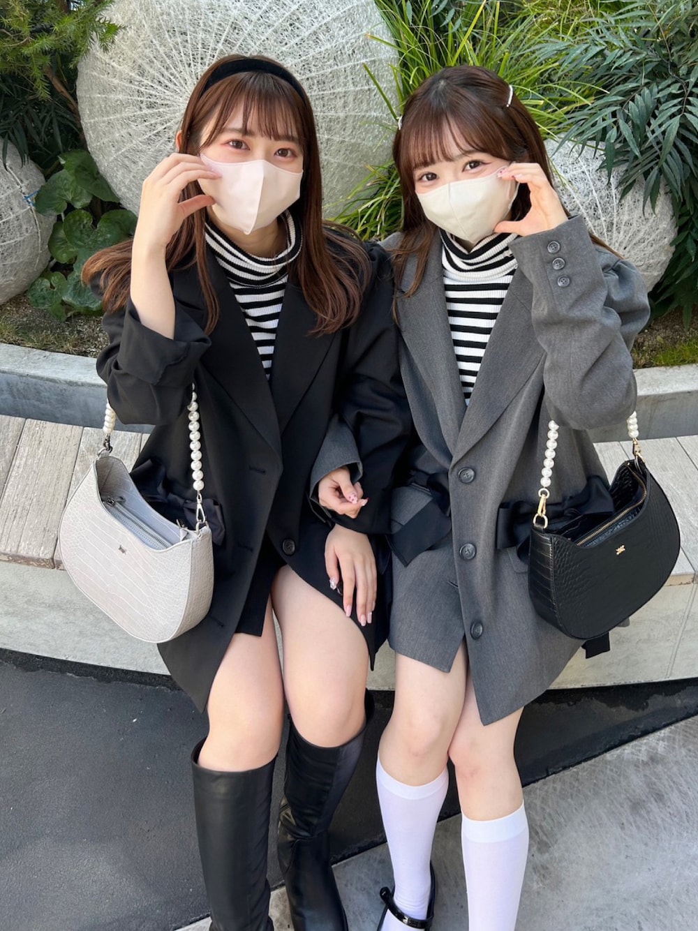 ブラック系のバレエシューズ、ブラック系のテーラードジャケット、ブラック系のTシャツ/カットソーを着用したレディースの冬コーディネートの1枚目の写真