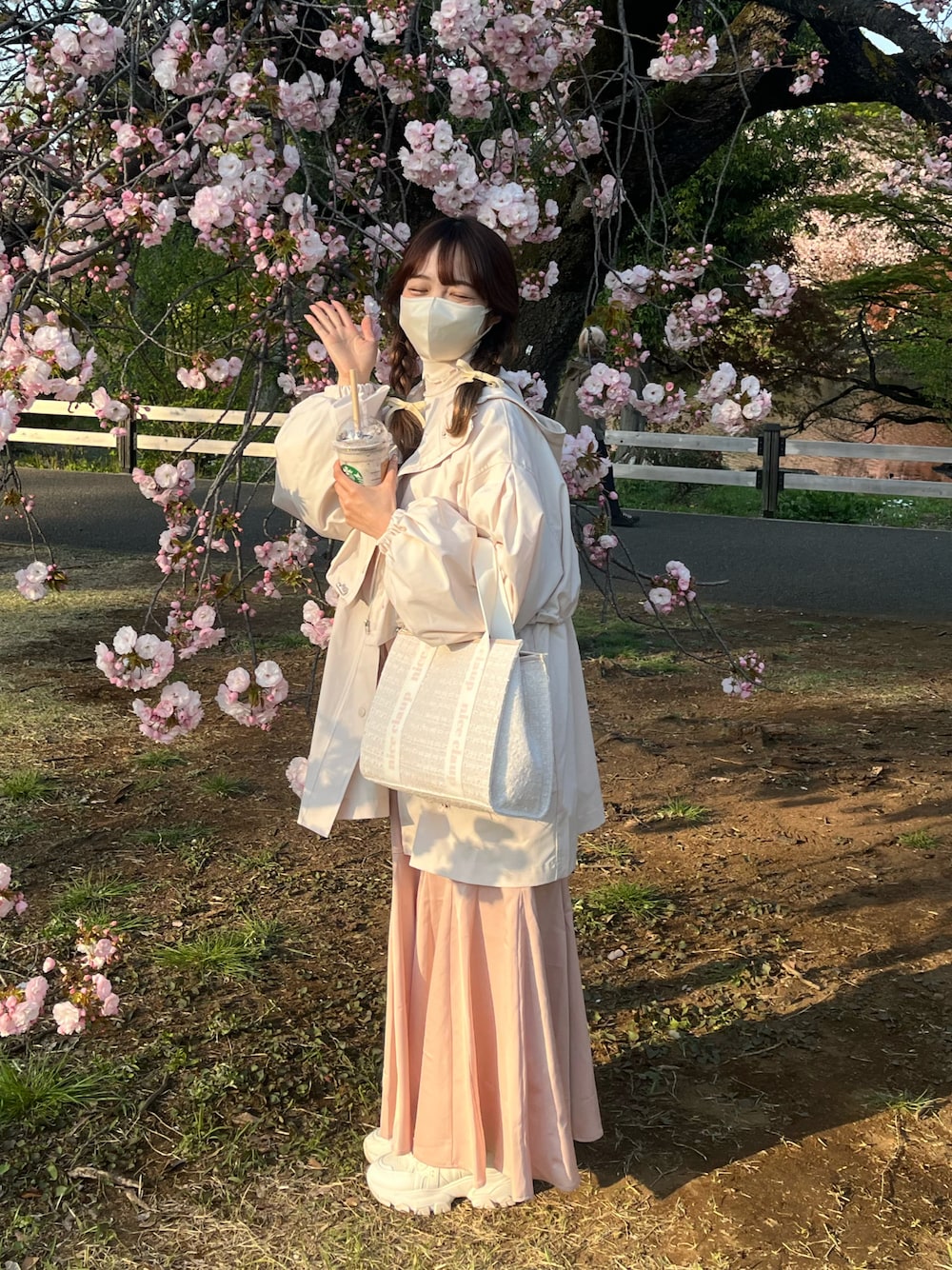 「春服コーデ、着回しコーデ、ootd、カジュアルコーデ、ラクチンコーデ、キャミワンピ、マンパ、スニーカー、ホワイト、ピンク、カジュアル、カラーコーデ、低身長、骨格ウェーブ、お洒落さんとつながりたい」｜「one after another NICE CLAUPのショートにもジレにもなる/マルチウェイマウンテンパーカー（マウンテンパーカー、ホワイト系）」を使った、Yu.さん（骨格ウェーブ・レディース・150cm）の春コーディネートの1枚目の写真