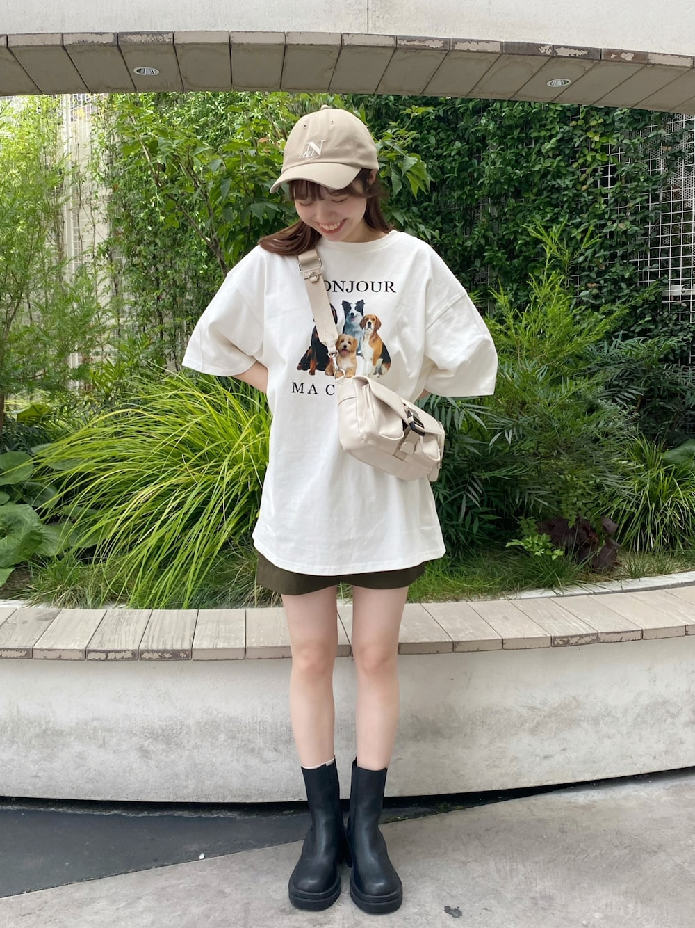 ブラック系のブーツ、ホワイト系のTシャツ/カットソー、ホワイト系のショルダーバッグを着用したレディースの夏コーディネートの1枚目の写真