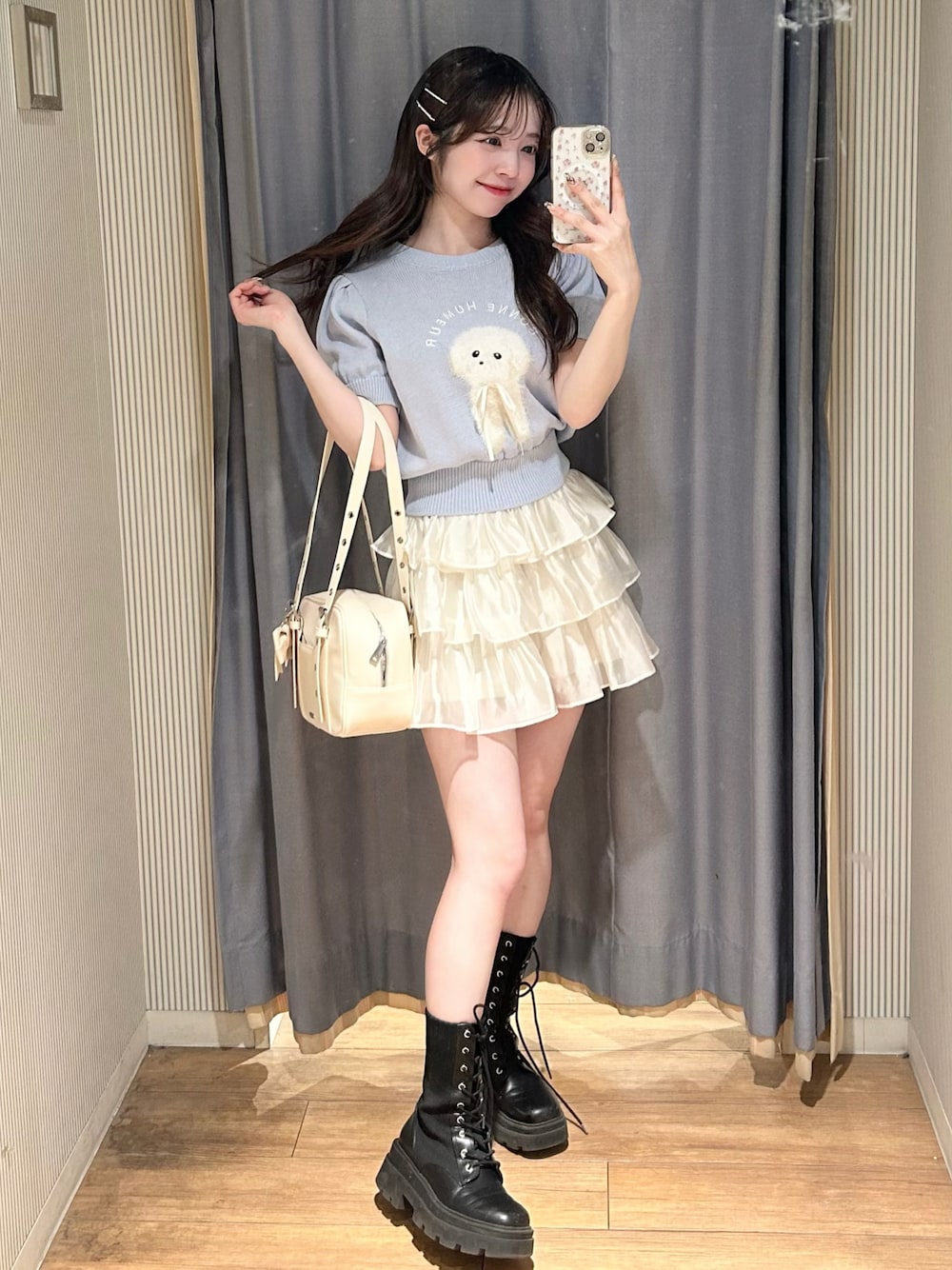 「ブルー、春コーデ、夏コーデ、ホワイト、ブーツ、カジュアル、ガーリー、ディズニーコーデ、オリーブ デ オリーブ(OLIVE des OLIVE)、低身長、いいね、save、フォローお願いします🤑、韓国ファッション、シンプルスタイル、プチプラ、今日のコーデ」｜「OLIVE des OLIVEの【500mlペットボトルも入る！】リボンチャーム付きスクエアボストン（ショルダーバッグ、ホワイト系）」を使った、Yu.さん（レディース・150cm）の春コーディネートの1枚目の写真