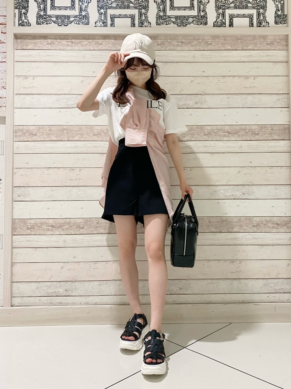ホワイト系のTシャツ/カットソー、ピンク系のシャツ/ブラウス、ブラック系のその他パンツを着用したレディースの夏コーディネートの1枚目の写真