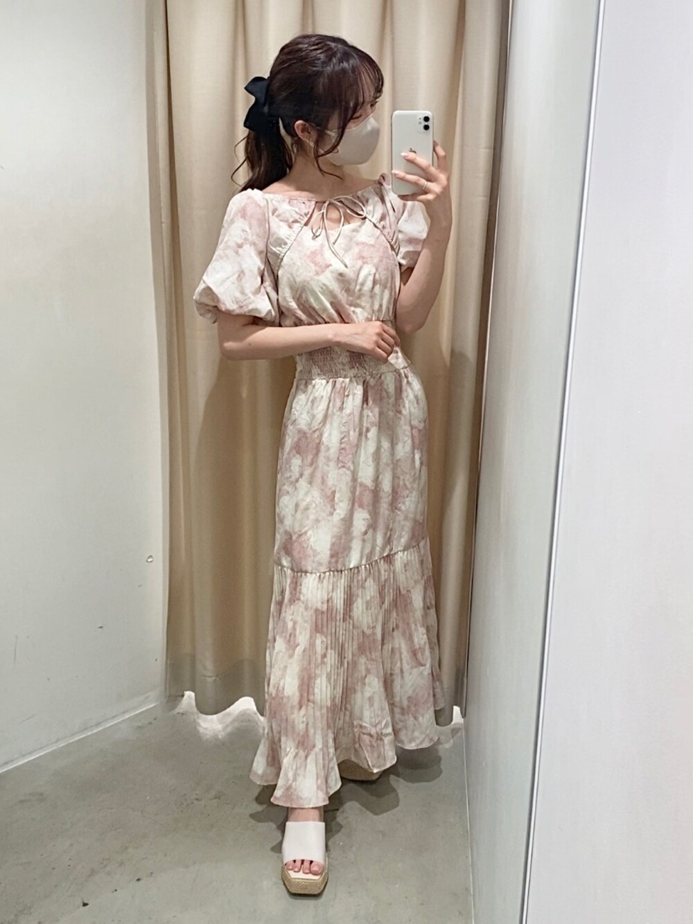 ピンク系のワンピース、ホワイト系のサンダルを着用したレディースの春コーディネートの1枚目の写真