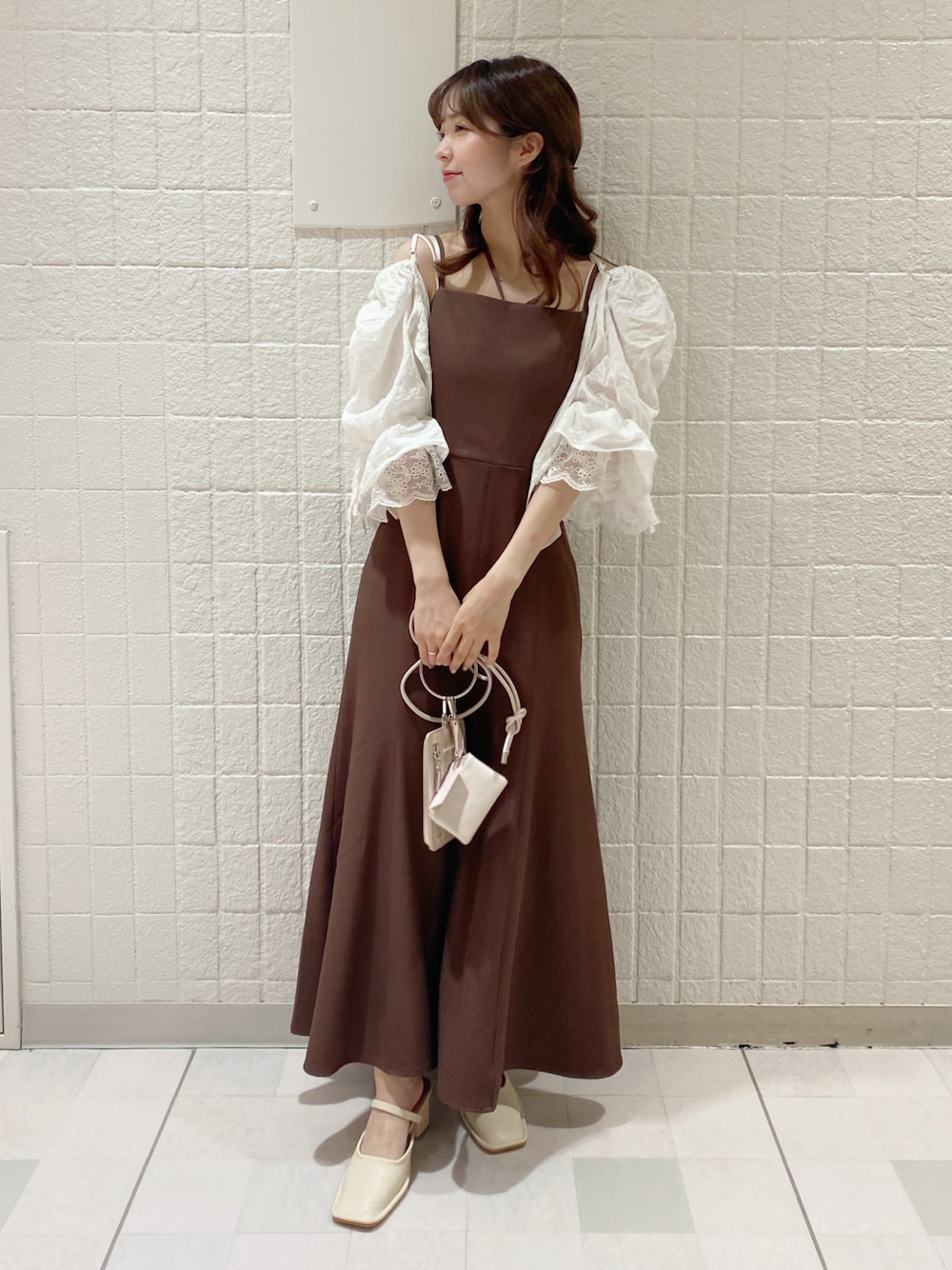 「大人コーデ、おしゃれさんと繋がりたい、大人女子、150cmコーデ、150cm、低身長コーデ、低身長、ナイスクラップ、キャミワンピ、ホルターネック、スリット、スリットワンピース、いいね、save、フォローお願いします🤑、いいね返し、カラーコーデ」｜「one after another NICE CLAUPのストラップ付きミュール（その他シューズ、ホワイト系）」を使った、Yu.さん（レディース・150cm）の夏コーディネートの1枚目の写真