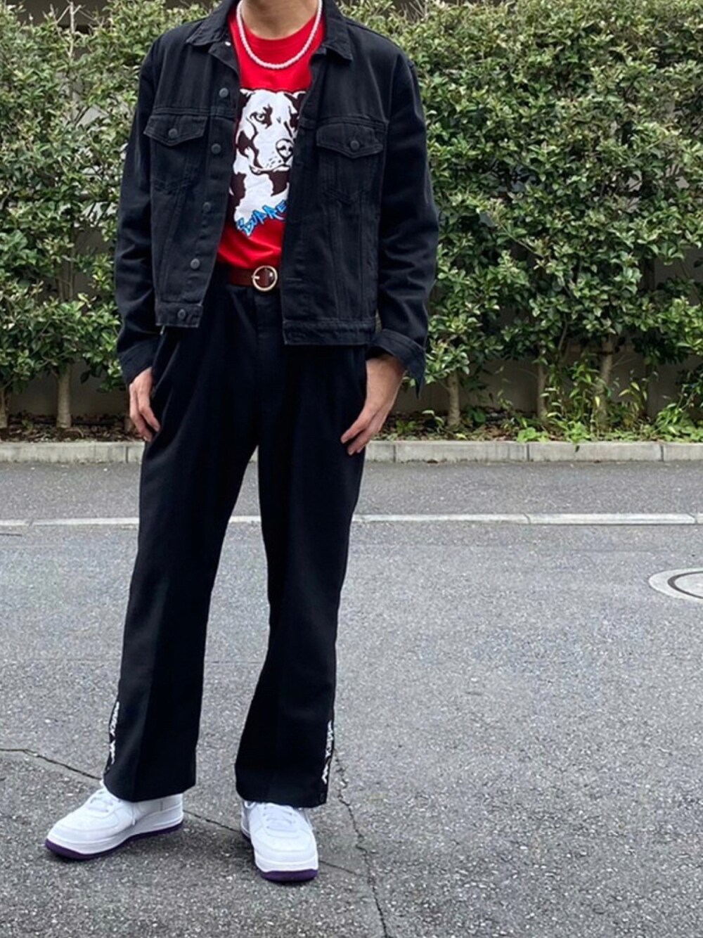 「Tシャツ、スラックス、サングラス、プチプラ、ootd、メガネ男子、秋服、シンプルスタイル、カジュアルコーデ、ストリートコーデ、おしゃれさんと繋がりたい、白スニーカー」｜「Supreme の友達からの誕プレなので値段は分かりません。（Tシャツ/カットソー、レッド系）」を使った、Takaさん（メンズ・171cm）の秋コーディネートの1枚目の写真