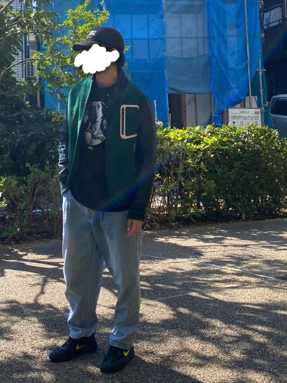 「秋冬コーデ、お洒落さんとつながりたい、カジュアルコーデ、ストリートコーデ、ストリートMIX、古着好きな人と繋がりたい、NIKE、デニムパンツ、スケータースタイル、キャップ、スタジャン」｜「STUSSYのアイテム（Tシャツ/カットソー、ブラック系）」を使った、Takaさん（メンズ・171cm）の秋コーディネートの1枚目の写真