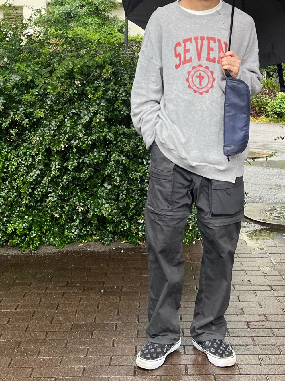「XLARGEのアイテム（カーゴパンツ、ブラック系）」を使った、Takaさん（メンズ・171cm）の春コーディネートの1枚目の写真