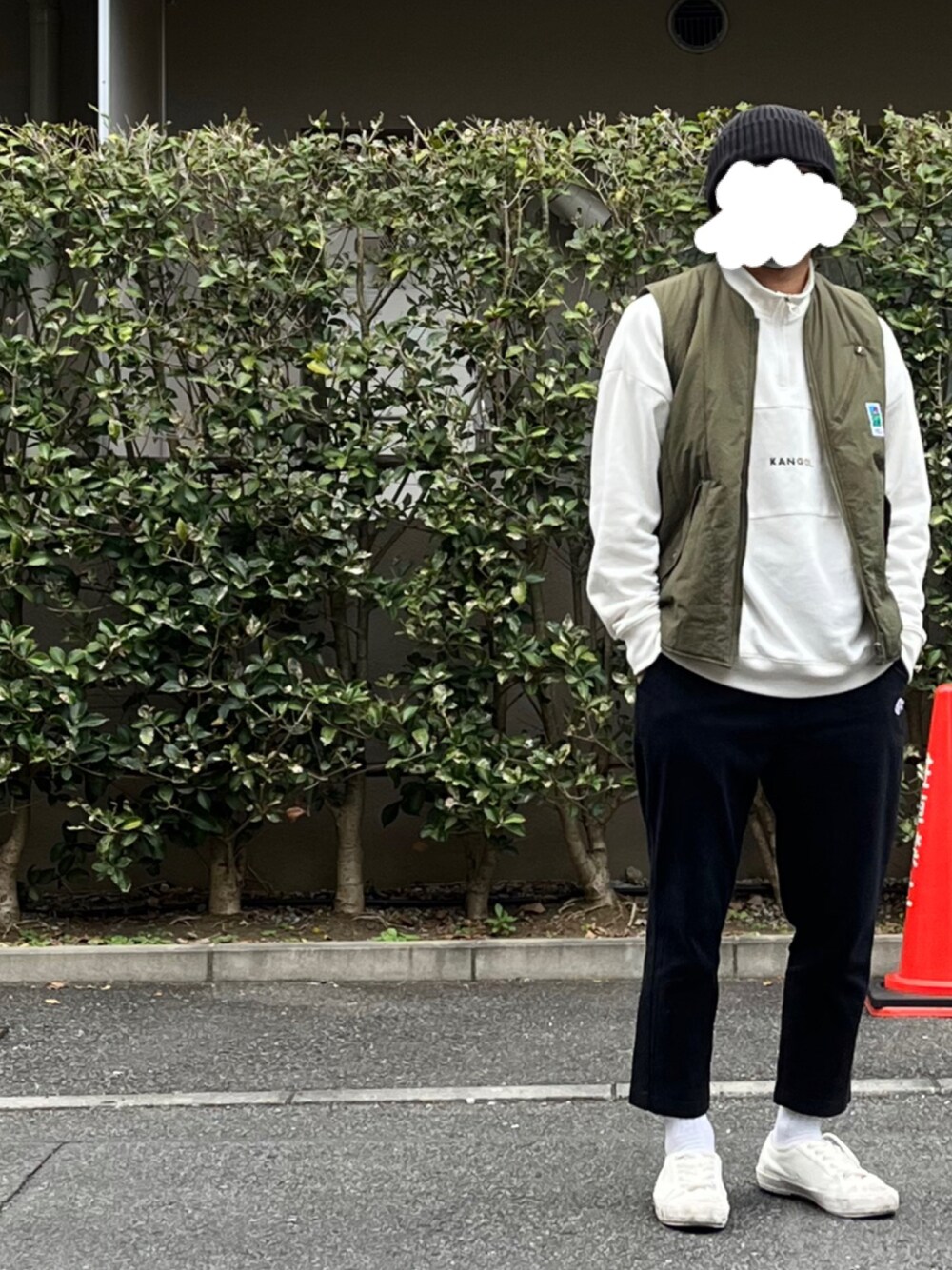 「ロゴスウェット」｜「Dickiesのアイテム（チノパンツ、ブラック系）」を使った、Takaさん（メンズ・171cm）の秋コーディネートの1枚目の写真