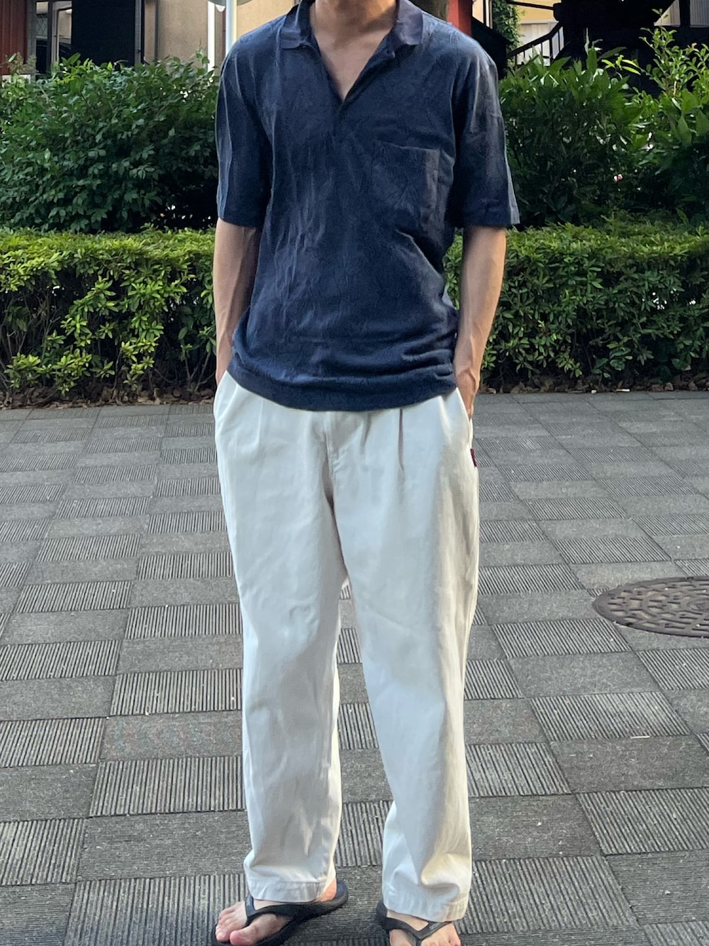 「夏コーデ、フェススタイル、シンプルスタイル、休日コーデ」｜「GUのGU×studio seven シェフパンツ（その他パンツ、ホワイト系）」を使った、Takaさん（メンズ・171cm）の夏コーディネートの1枚目の写真