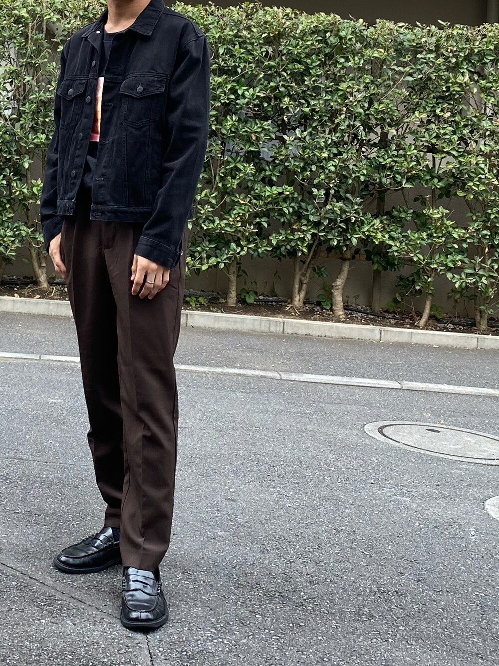 「カラーパンツ、デニムジャケット、スラックス、革靴、大人コーデ、シンプルコーデ、モノトーンコーデ、秋冬コーデ、おしゃれさんと繋がりたい、いいね、save、フォローお願いします🤑、ラブアンドピース2021」｜「H&Mのアイテム（デニムジャケット、ブラック系）」を使った、Takaさん（メンズ・171cm）の秋コーディネートの1枚目の写真