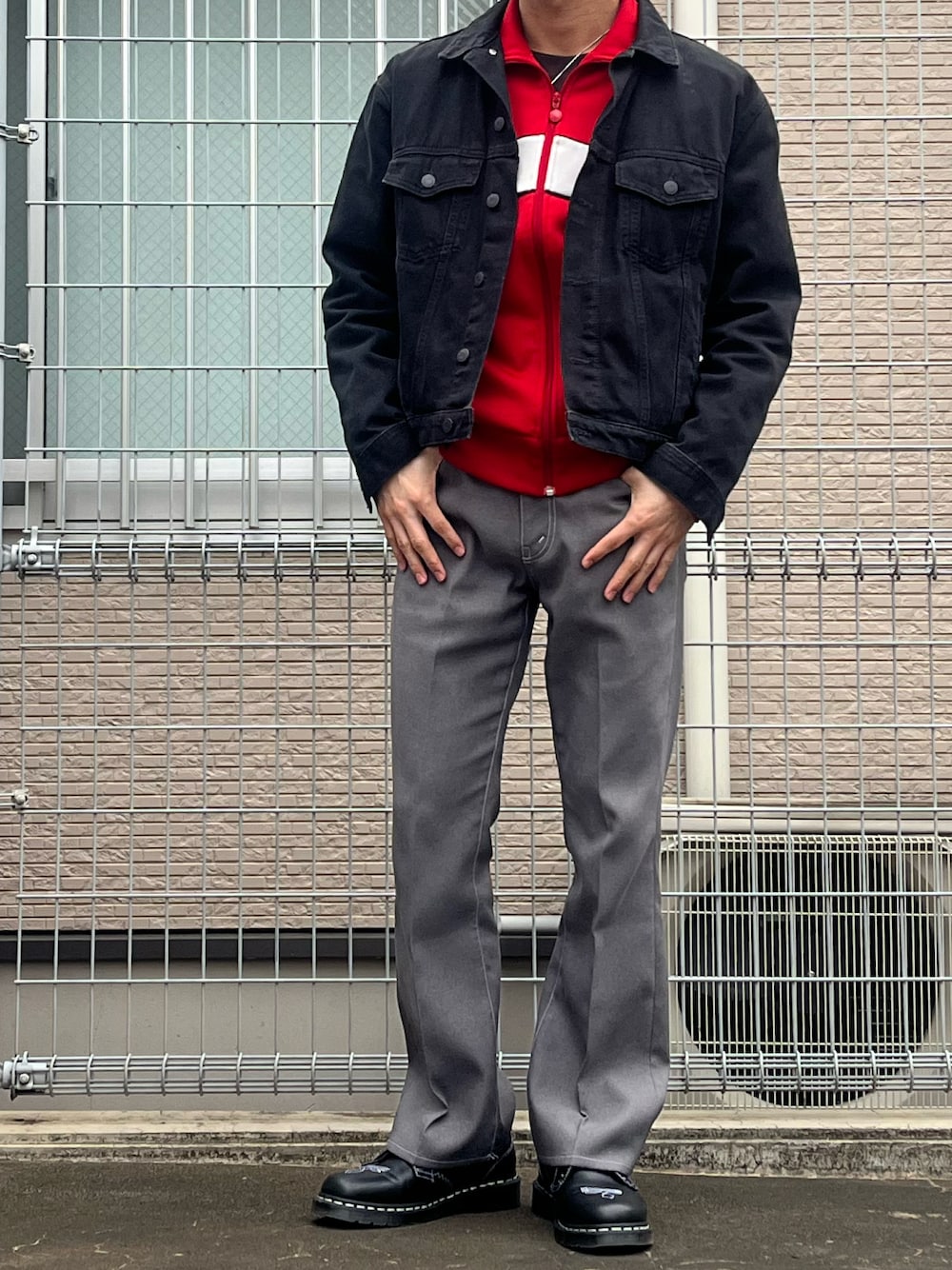 「adidasの古着屋で購入（¥3000）（ジャージ、レッド系）」を使った、Takaさん（メンズ・171cm）の春コーディネートの1枚目の写真