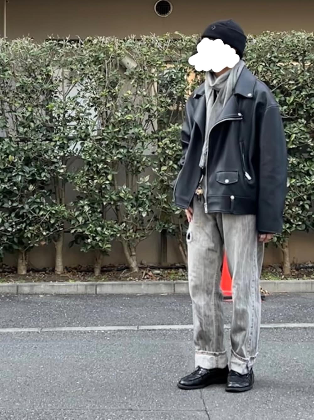 「私の推しブランド、冬のコーデ、ワントーンコーデ、ビッグシルエット、ワイドパンツ、ニット、デニム、レザー」｜「STUSSYのアイテム（デニムパンツ、グレー系）」を使った、Takaさん（メンズ・171cm）の冬コーディネートの1枚目の写真