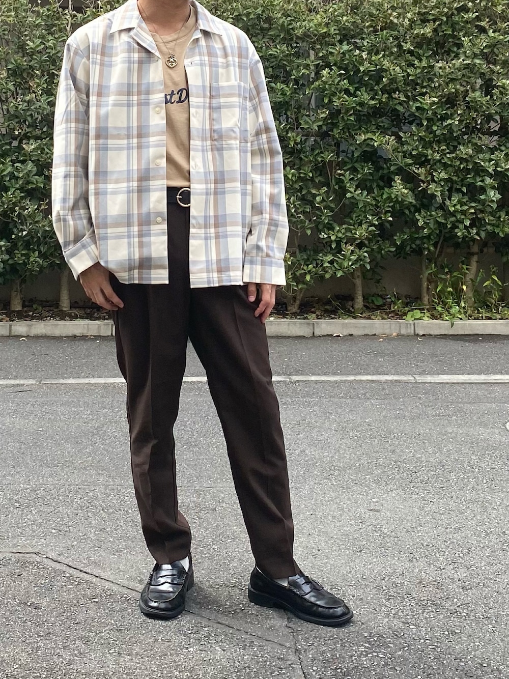 「秋のコーデ、GU、ブラウン、プチプラ、リラックススタイル、ootd、シンプルコーデ、シャツスタイル、シンプルスタイル、今日のコーデ、おしゃれさんと繋がりたい、秋トレンド2021」｜「GUのGU×studio seven（Tシャツ/カットソー、ベージュ系）」を使った、Takaさん（メンズ・171cm）の秋コーディネートの1枚目の写真
