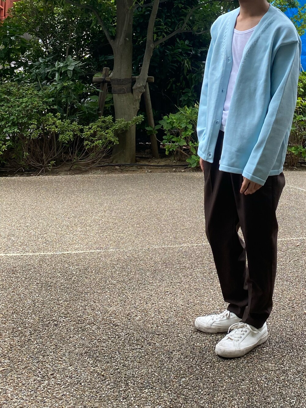 「ラブアンドピース2021、秋服準備はじめました、シンプル、大人カジュアル、スニーカーコーデ、シンプルスタイル、お洒落さんとつながりたい、カーディガン、白スニーカー、プチプラ、スラックス、いいね、save、フォローお願いします🤑、カラーパンツ、UNIQLO」｜「DISCOATの(S)（カーディガン/ボレロ、ブルー系）」を使った、Takaさん（メンズ・171cm）の秋コーディネートの1枚目の写真