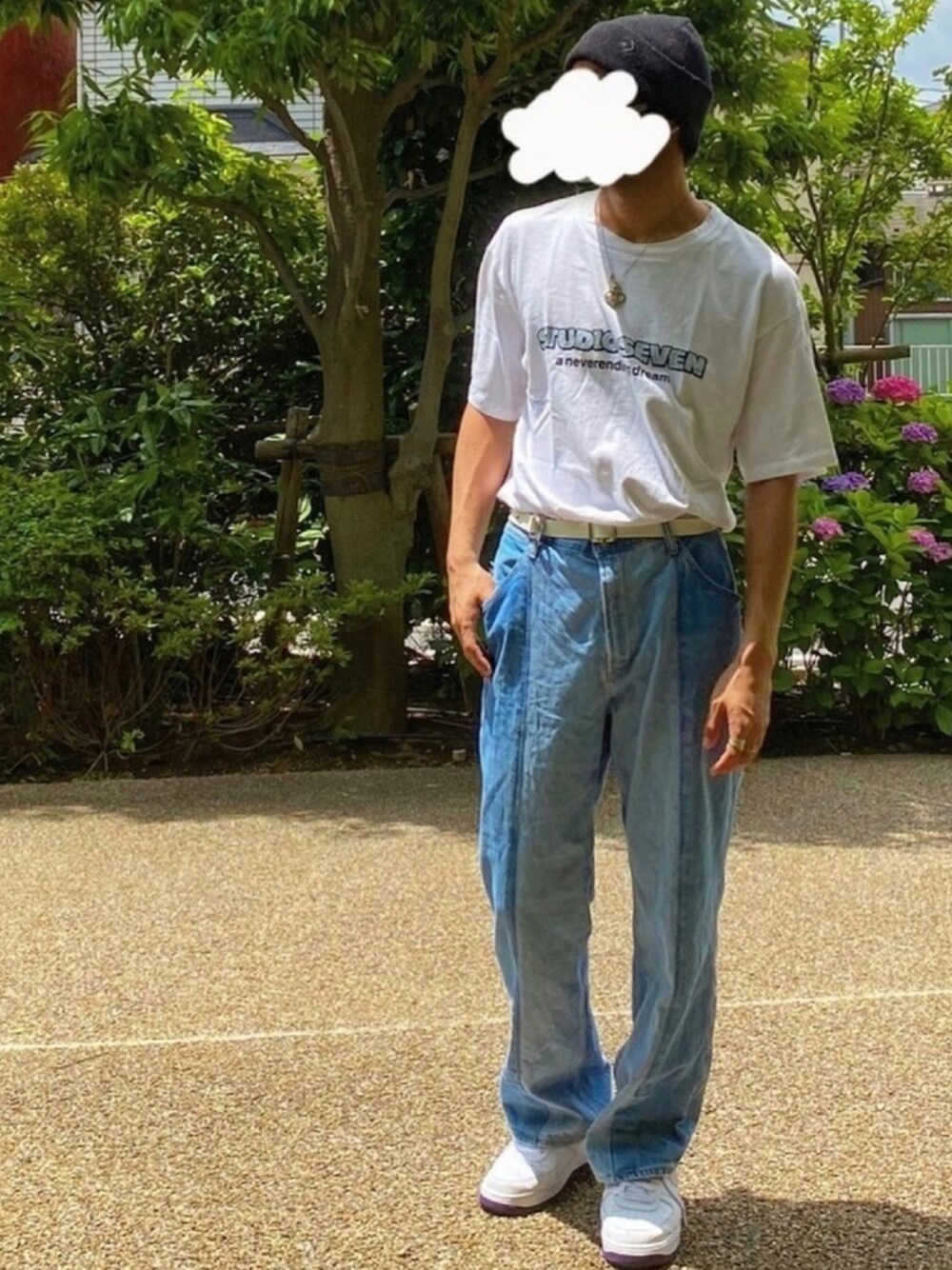 「シンプルコーデ、夏コーデ、休日スタイル、スニーカーコーデ、ootd、ハイウエスト、白スニーカー、ストリートコーデ、オトナカジュアル、ロゴT」｜「CONVERSEのCONVERSE/コンバース CORE BEANIE　ニットキャップ（ニットキャップ/ビーニー、ブラック系）」を使った、Takaさん（メンズ・171cm）の夏コーディネートの1枚目の写真