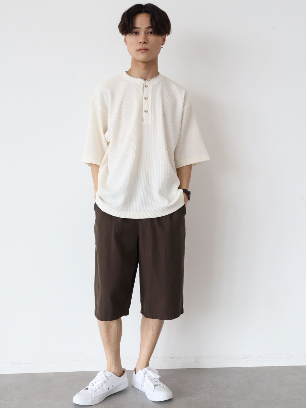ホワイト系のTシャツ/カットソー、ブラウン系のその他パンツを着用したメンズの夏コーディネートの1枚目の写真