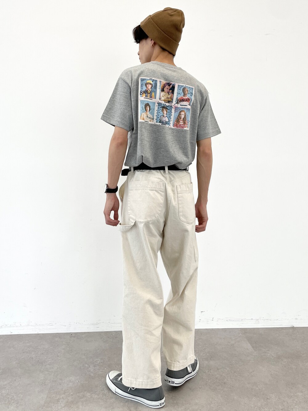 グレー系のTシャツ/カットソー、ベージュ系のその他パンツ、グレー系のスニーカーを着用したメンズの夏コーディネートの1枚目の写真