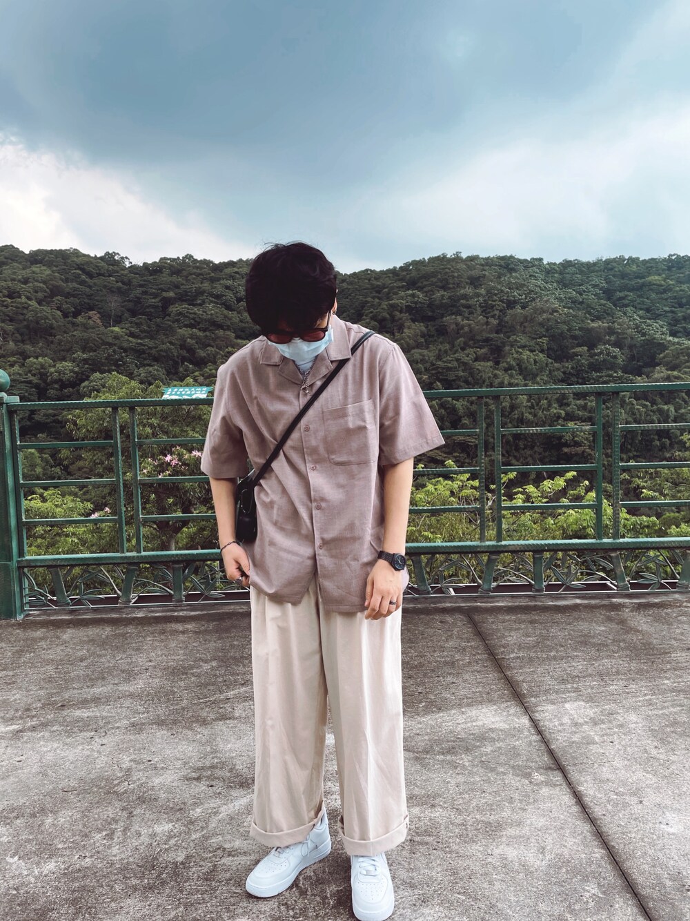 「ootd、夏、街頭穿搭、球鞋、休閒、日系極簡、基礎款、nike、鹽系風格」｜「NIKEのアイテム（スニーカー、ホワイト系）」を使った、陳亭さん（メンズ・160cm）の夏コーディネートの1枚目の写真