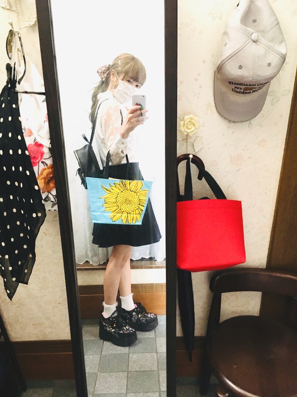 「エコバッグ好き、シンプル、今日のコーデ、スニーカーコーデ、きれいめカジュアル」｜「Lace Ladiesの袖レースデザイン立ち襟フリルブラウス シャツ（シャツ/ブラウス、ホワイト系）」を使った、joeさん（レディース・158cm）の春コーディネートの1枚目の写真