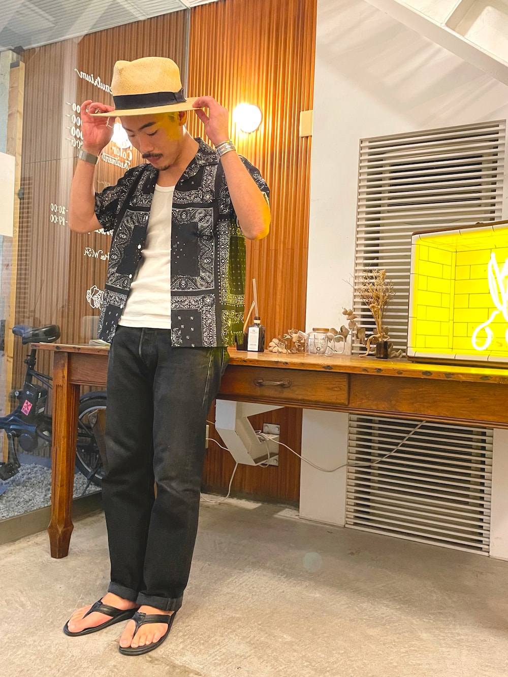「シンプル、夏コーデ、美容師、パナマハット、夏、ブラックコーデ、ビーサン、おしゃれさんと繋がりたい、大人トレンドカジュアル、シンプルコーデ」｜「OVERRIDEのアイテム（ハット、ベージュ系）」を使った、yukikwamura0725さん（メンズ・171cm）の夏コーディネートの1枚目の写真
